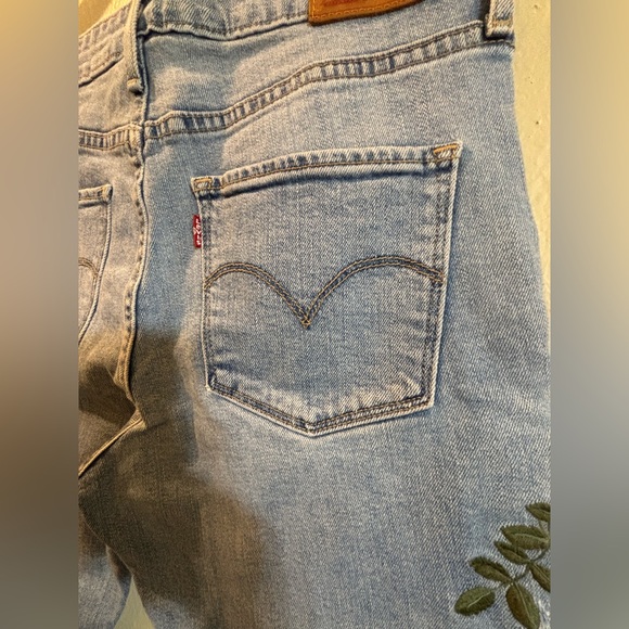 LEVI’S Floral Embroidered Women's Jeans - Picture 6 of 8